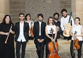 Integrantes de Rioja Filarmonía, con su director, Jorge Nicolás Manrique (en el centro).