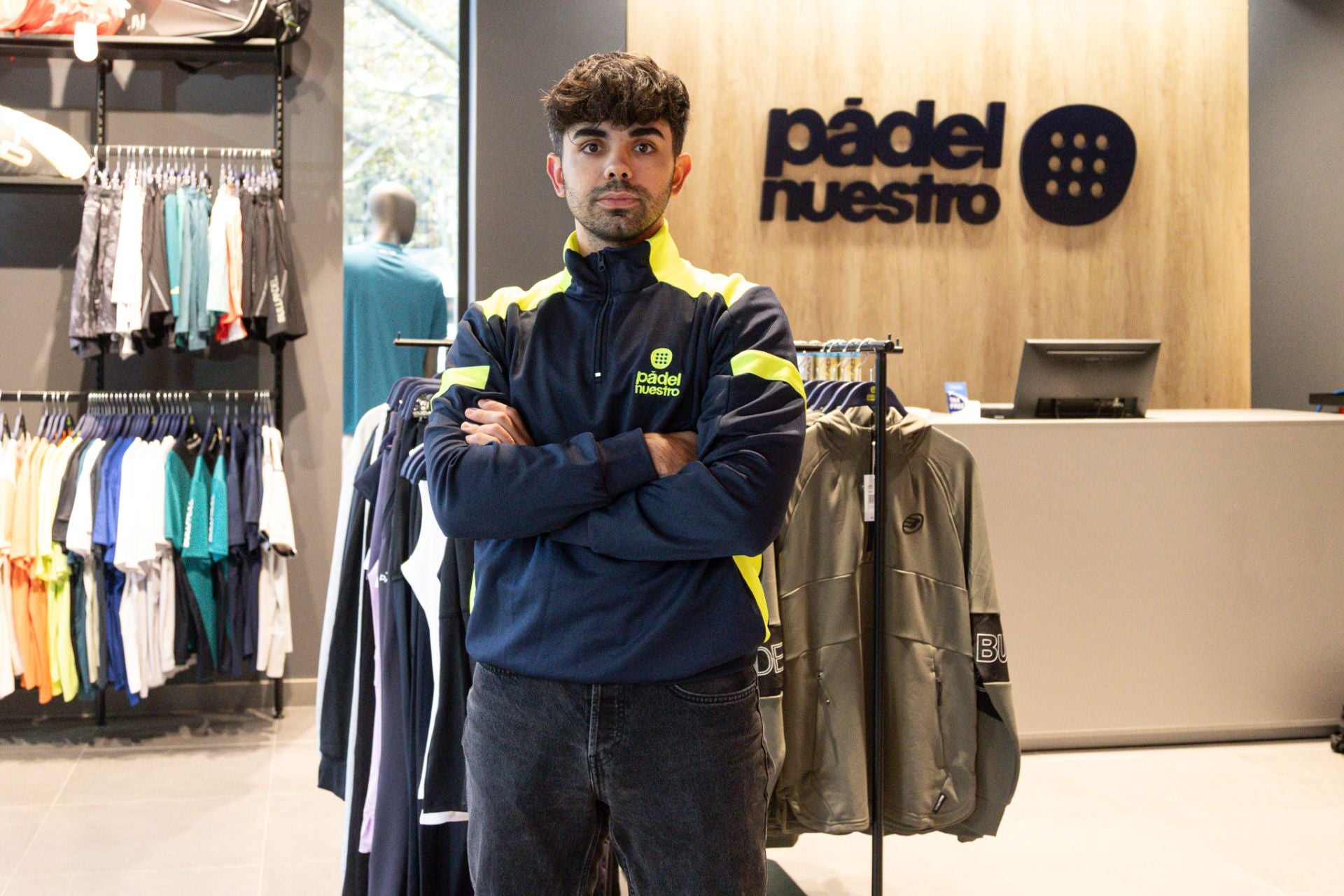 Aarón Rodríguez posa dentro de Pádel Nuestro, abierto desde mayo.