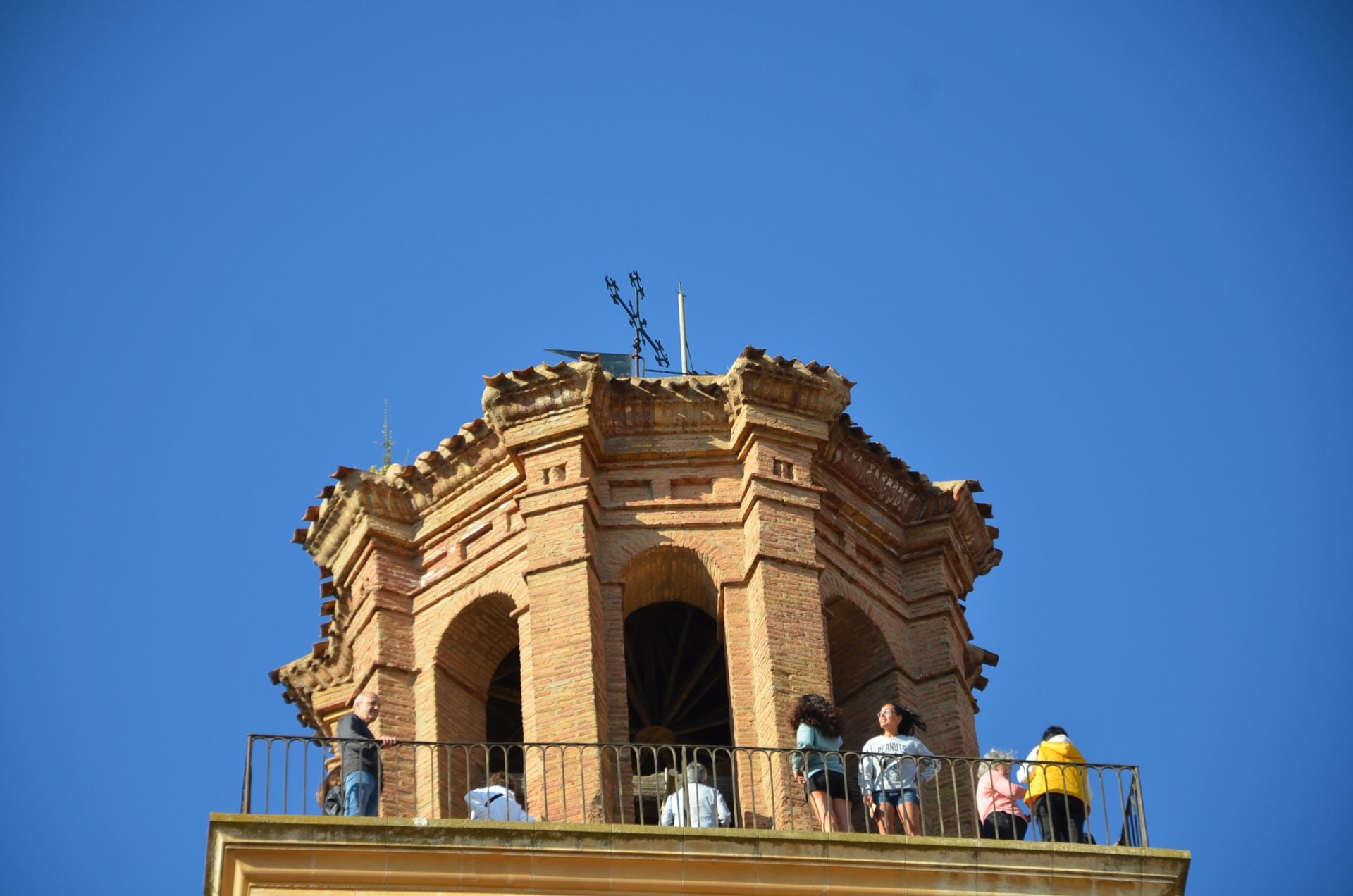 La visita a la torre de San Andrés y sus campanas, en imágenes