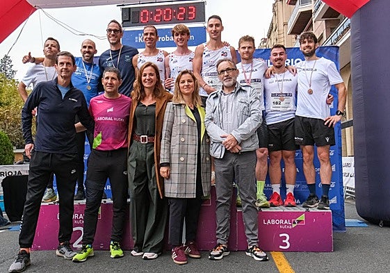 Podio masculino con los patrocionadores y organización.