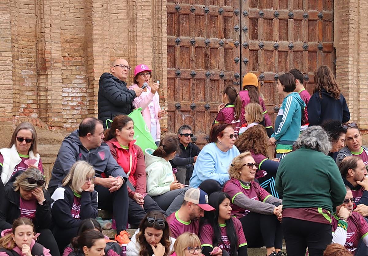 Los asistentes apoyaron el sorteo de veinte cestas con productos.