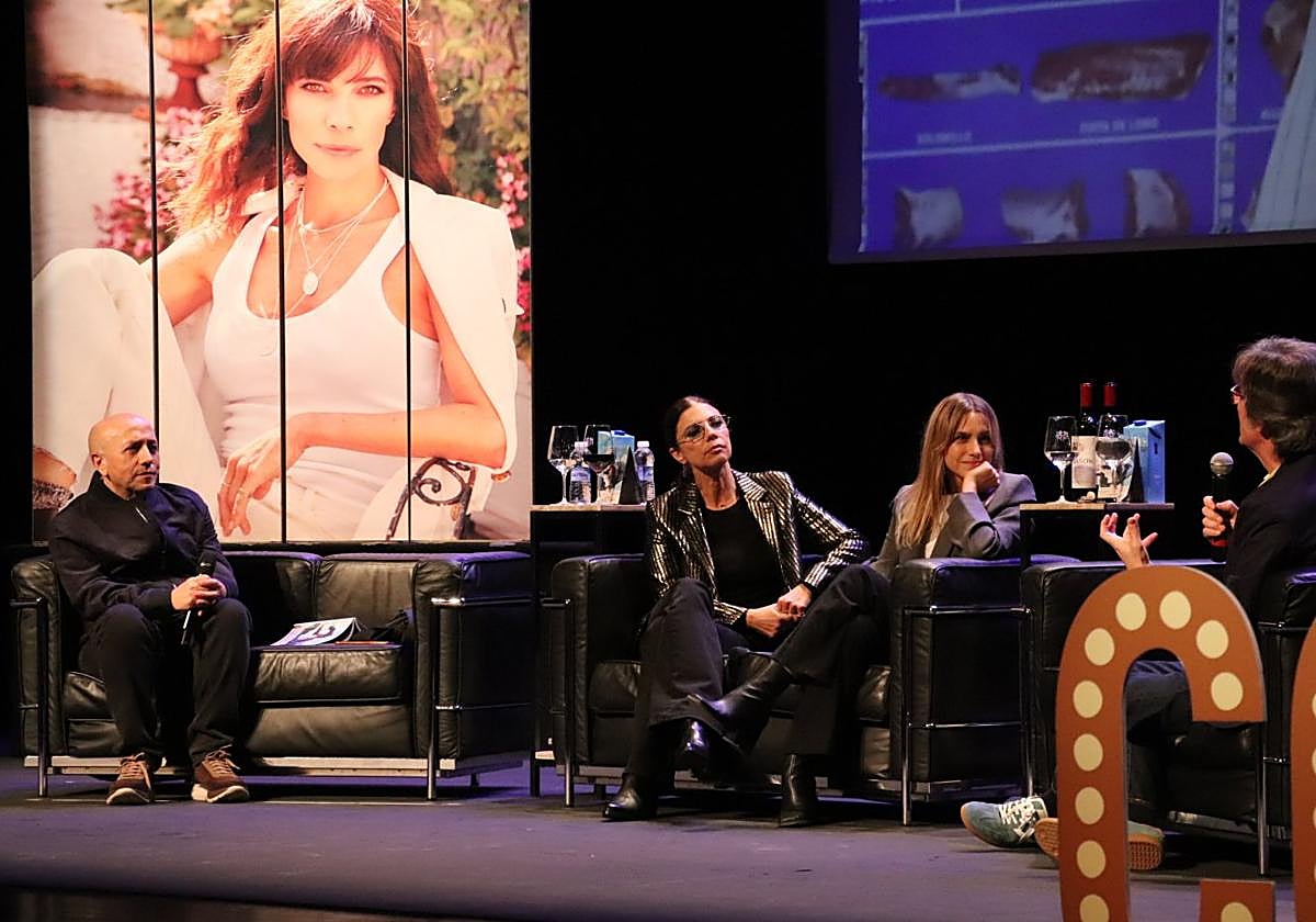 La actriz recibió el premio en una sobremesa redonda junto a Aura Garrido, Luis Alegre y Bernardo Sánchez.