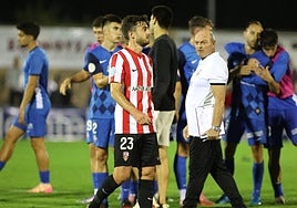 Rivero se retira triste tras la derrota de la UDL en Urritxe mientras los jugadores locales celebran la victoria.