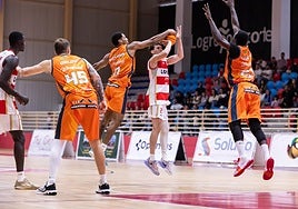 Williams tapona el tiro de tres de Plitzuweit.