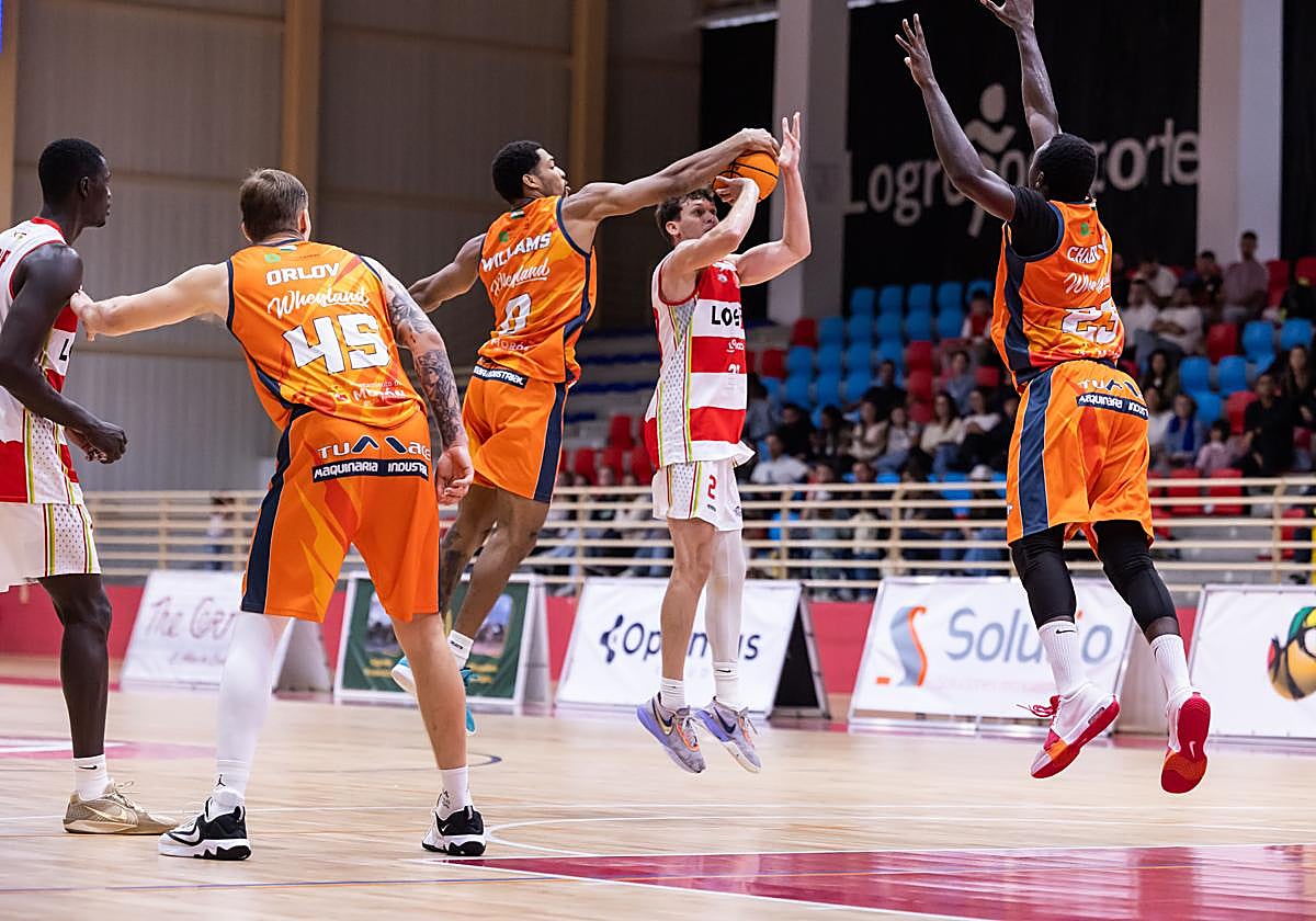 Williams tapona el tiro de tres de Plitzuweit.