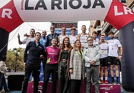 Podio con los vencedores, organizadores y patrocinadores.