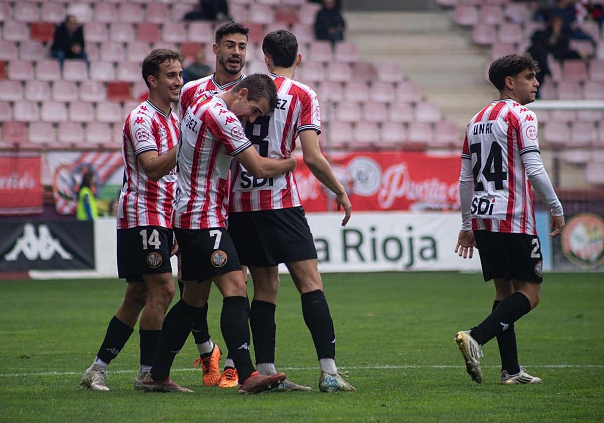 Los jugadores de la SD Logroñés se abrazan tras el gol.
