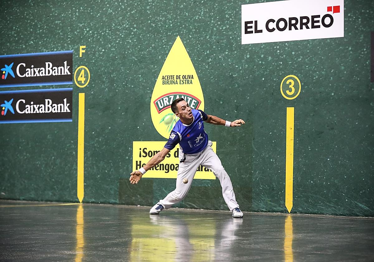 Zabala se lanza a por una pelota.