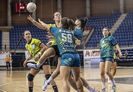 Laura de la Iglesia detiene a Blanca Benítez en el último encuentro que el Sporting jugó ante el Ikasa Boadilla.