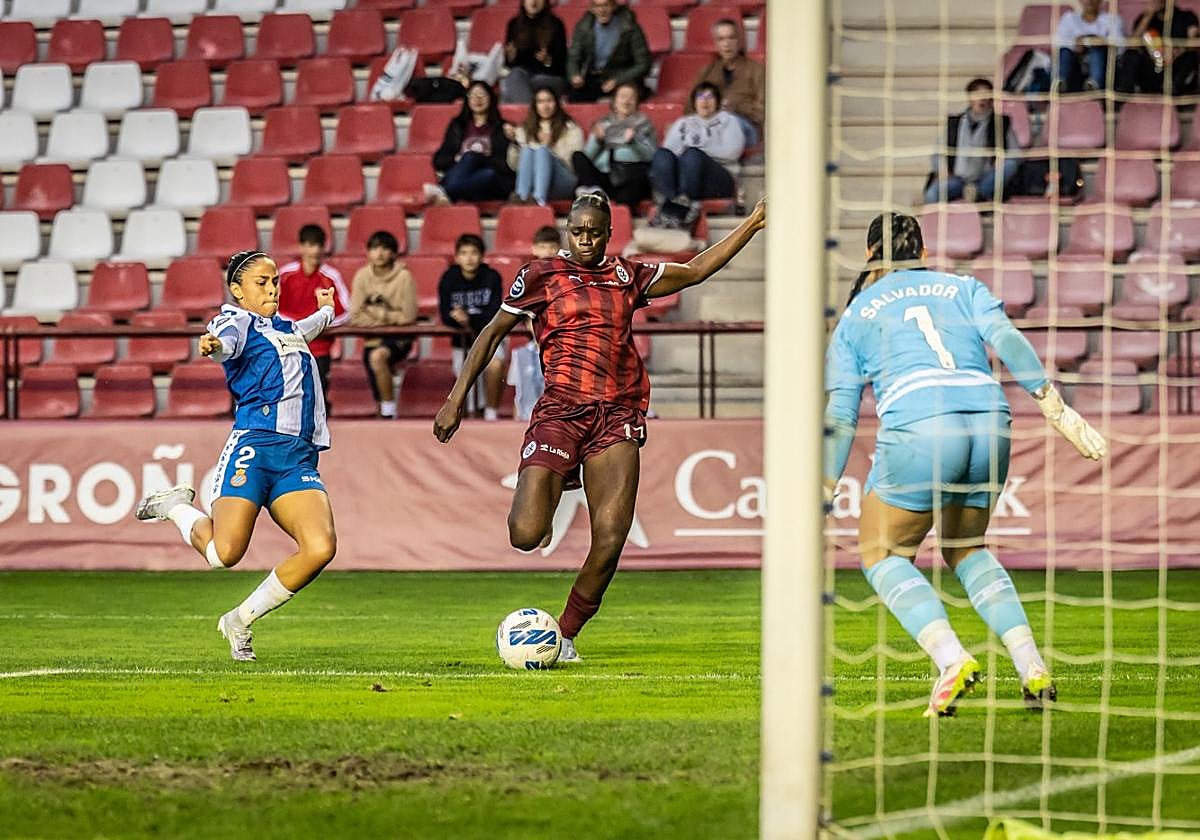 Mawete se prepara para darle al balón contra el Espanyol.