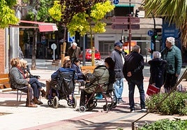 Personas mayores charlan al sol en el centro de Logroño en una imagen de archivo.