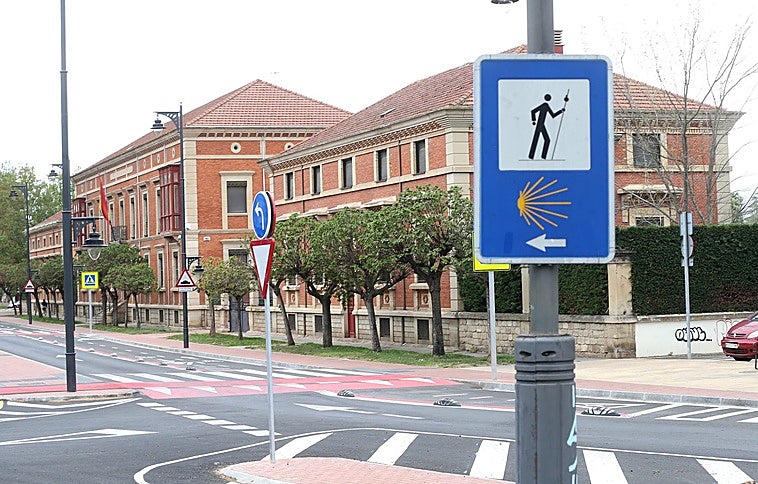 Los tres inmuebles de la sede de Defensa en la calle Comandancia, con los dos de los extremos actualmente desocupados y sin uso.
