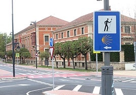 Los tres inmuebles de la sede de Defensa en la calle Comandancia, con los dos de los extremos actualmente desocupados y sin uso.