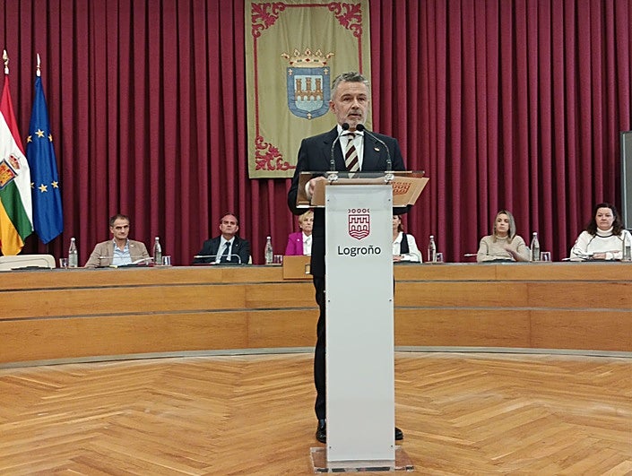 Conrado Escobar durante su discurso en la sesión inaugural del 'Debate'.