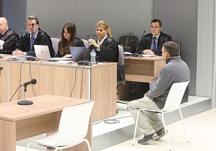 El acusado sentado junto a su abogada en la sala de vista de la Audiencia Provincial.