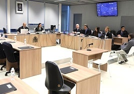 El acusado, en la sala de vistas de la Audiencia Provincial, en la primera sesión de juicio.