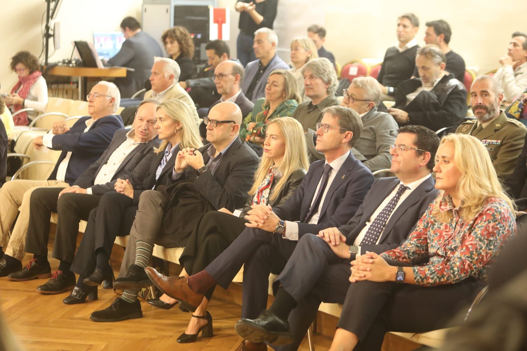 Público asistente al plenario, con el presidente Capellán a la cabeza.