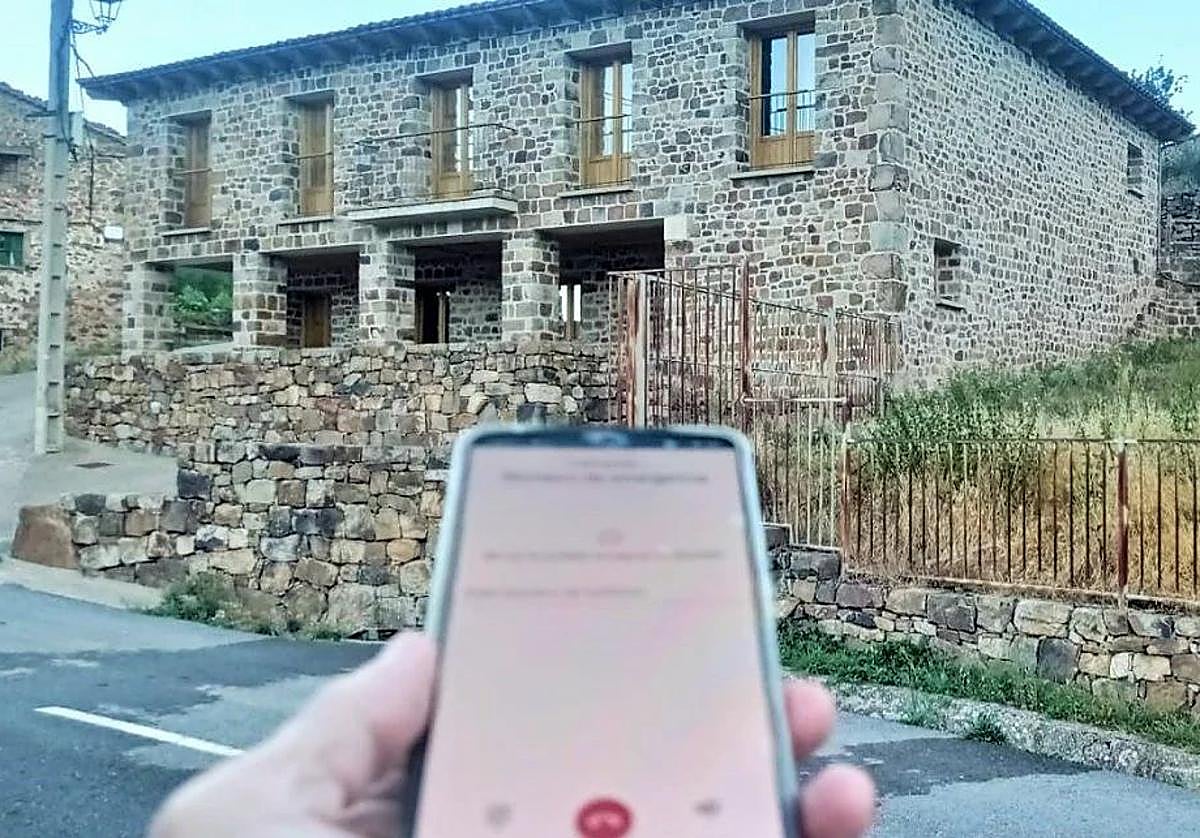 Un teléfono, sin cobertura, en la aldea San Andrés de Lumbreras, en una imagen de archivo.