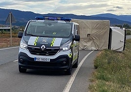 Vuelca un camión en la LR-113, en Uruñuela