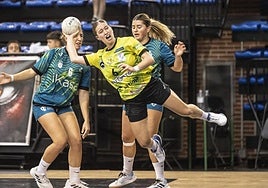 Blanca Benítez anota un gol ante el Ikasa en un partido anterior en el Palacio.