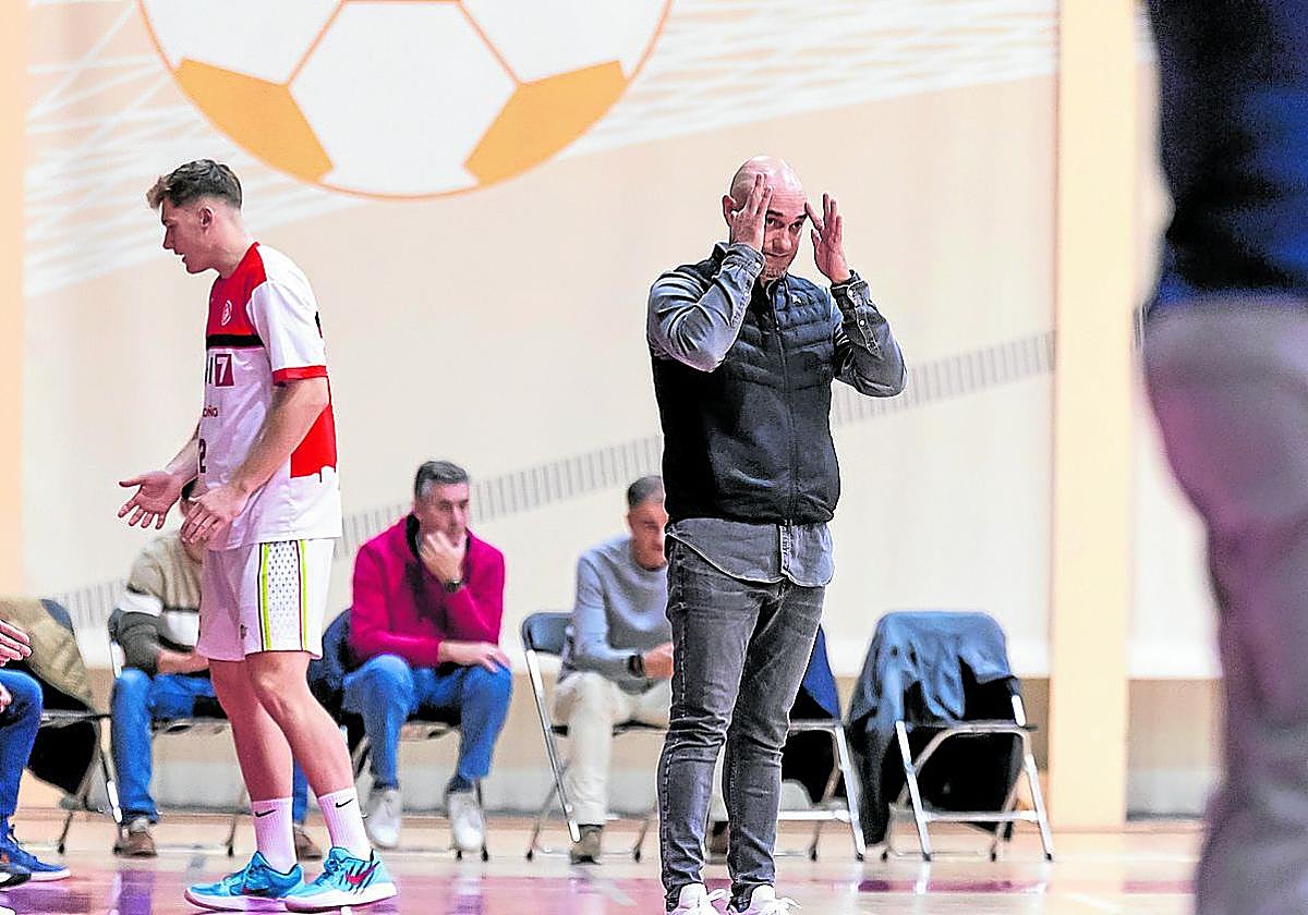 Nacho Arbués se lamenta en el partido del domingo pasado ante Morón.