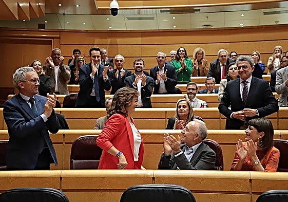 Andreu recibe el aplauso de los senadores tras su elección.