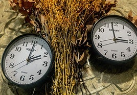 A las tres de la madrugada del domingo serán las dos.