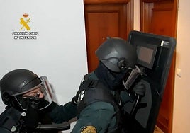 Entrada en uno de los domicilios.