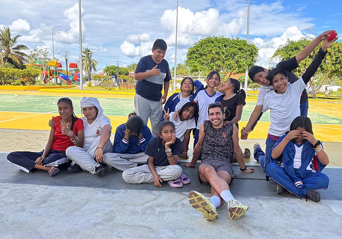 Alberto Pascual Martínez posa con algunos de los jóvenes ecuatorianos con quienes ha colaborado como voluntario.