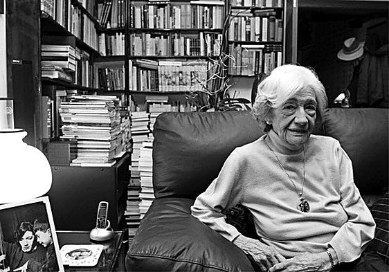 Imagen de archivo de la escritora Ana María Matute, entre los libros de su biblioteca.