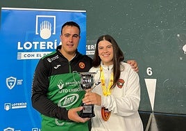 Óscar Lerena y Andrea Capellán posan con un trofeo.