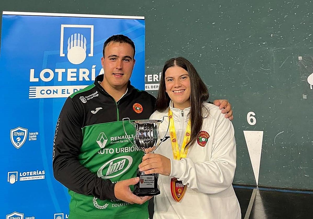 Óscar Lerena y Andrea Capellán posan con un trofeo.