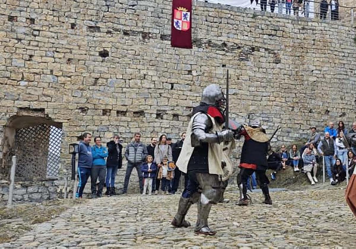 Luchas en el interior del castillo en las Jornadas Medievales.