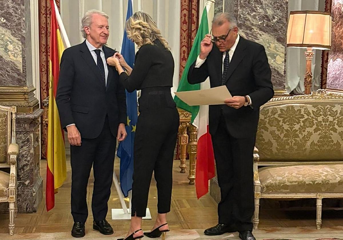 Orden de la Stella d'Italia para Emilio del Río por su difusión del latín