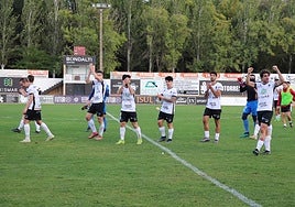 Los blanquillos en la celebración de la victoria ante el Utebo en la última jornada en casa.