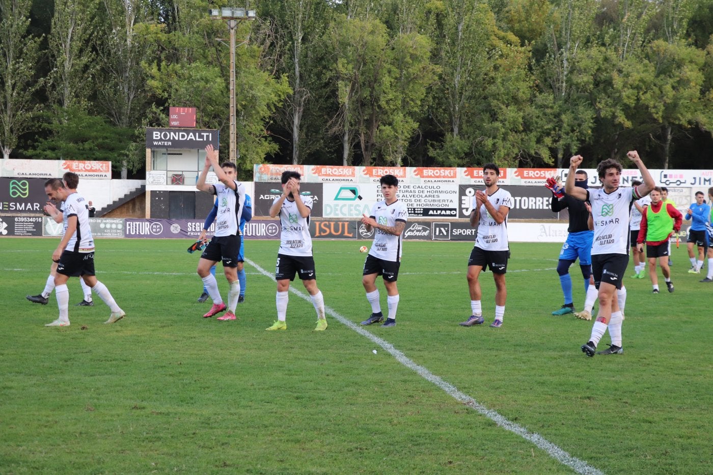 Los blanquillos en la celebración de la victoria ante el Utebo en la última jornada en casa.