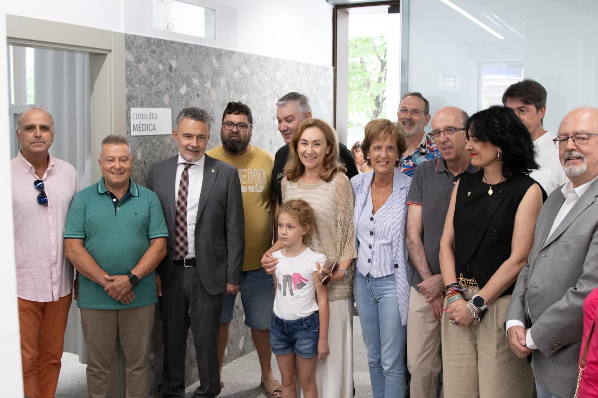 Una de las fotos inaugurales del consultorio, con Begoña Ganuza presente.