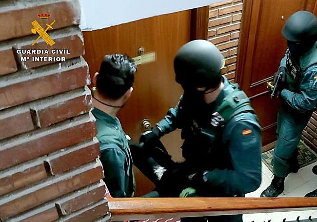 Agentes de la Guardia Civil, en la operación 'Kinoko', con dos hermanos detenidos en Autol con 23 kilos de speed en su poder, en febrero de 2021.