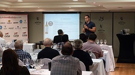 El joven bodeguero, en un momento de la cata del miércoles en el hotel Gran Vía.