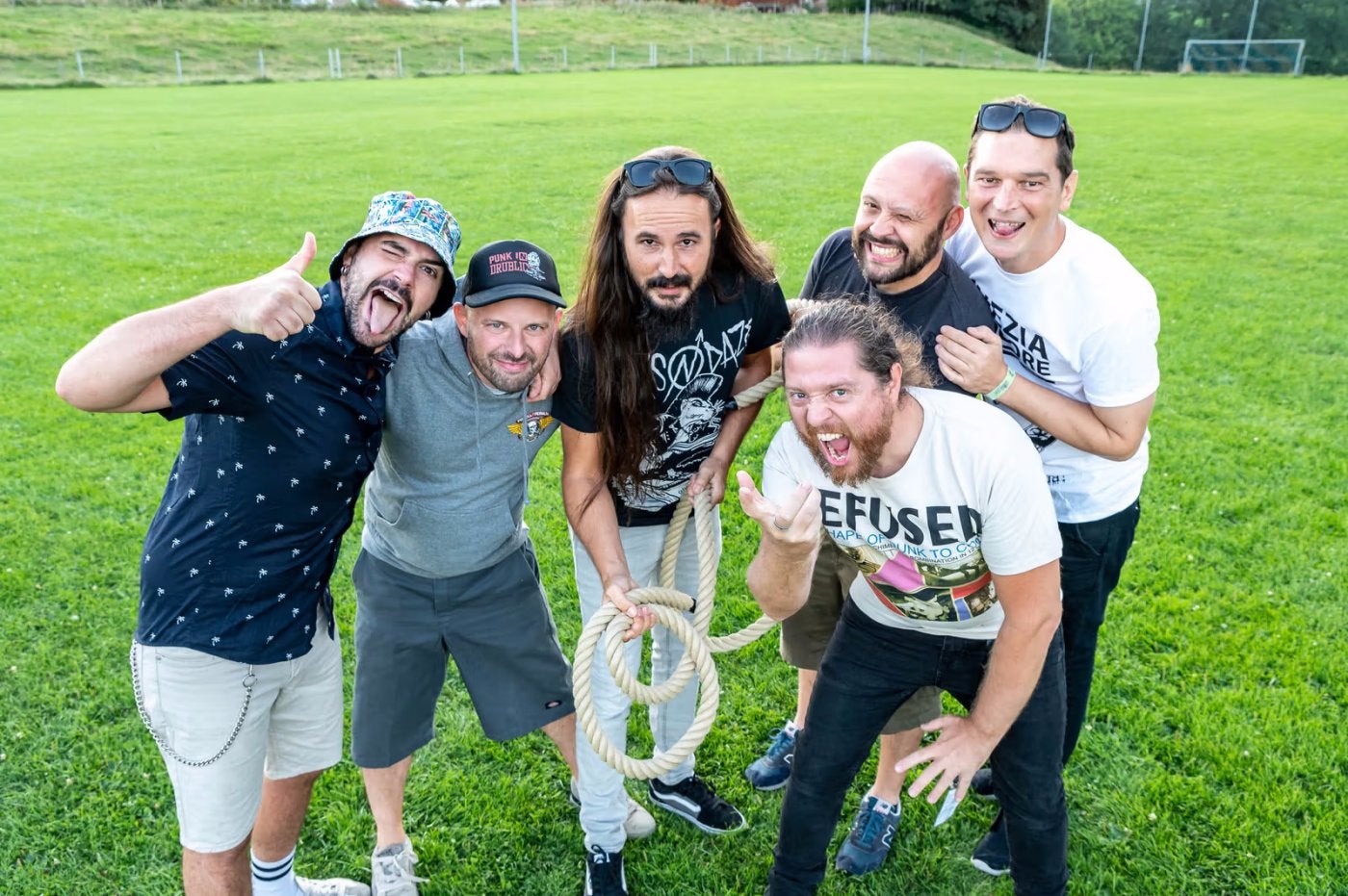 Los seis integrantes del grupo italiano Talco.