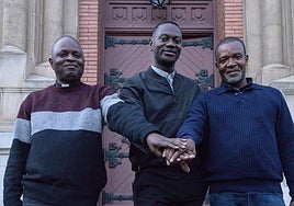 Los sacerdotes congoleños Guy Richard Biasalamoko y Desiré Mpumbulula, junto al ecuatoguineano Atanasio Nguema, a las puertas del Seminario Diocesano de Logroño.