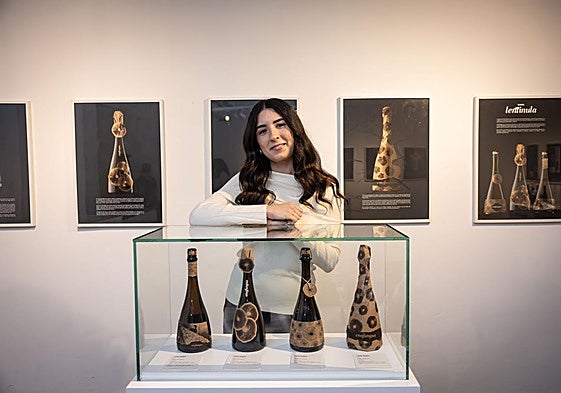 Laura Ramos posa junto a la gama 'Lentinula' de su proyecto de packaging.