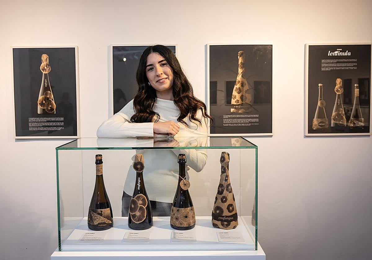 Laura Ramos posa junto a la gama 'Lentinula' de su proyecto de packaging.