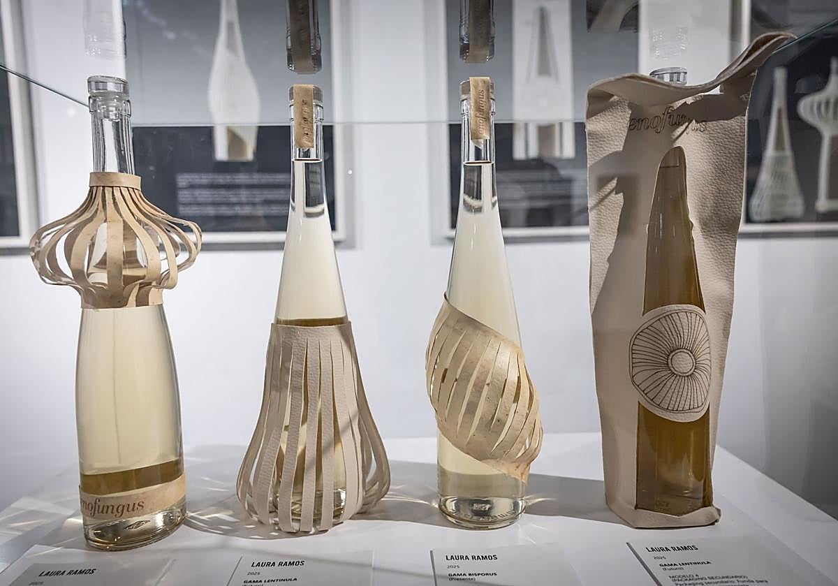 Imagen principal - Las gamas 'Pleurotus' y 'Bisporus' del proyecto de Laura Ramos, y asistentes a la inauguración de la exposición.