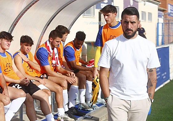 Adrián Cantabrana camina junto a su banquillo en el encuentro ante el Utebo.