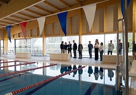 Visita de las autoridades a las piscinas climatizadas de Villamediana de Iregua en la mañana de ayer.