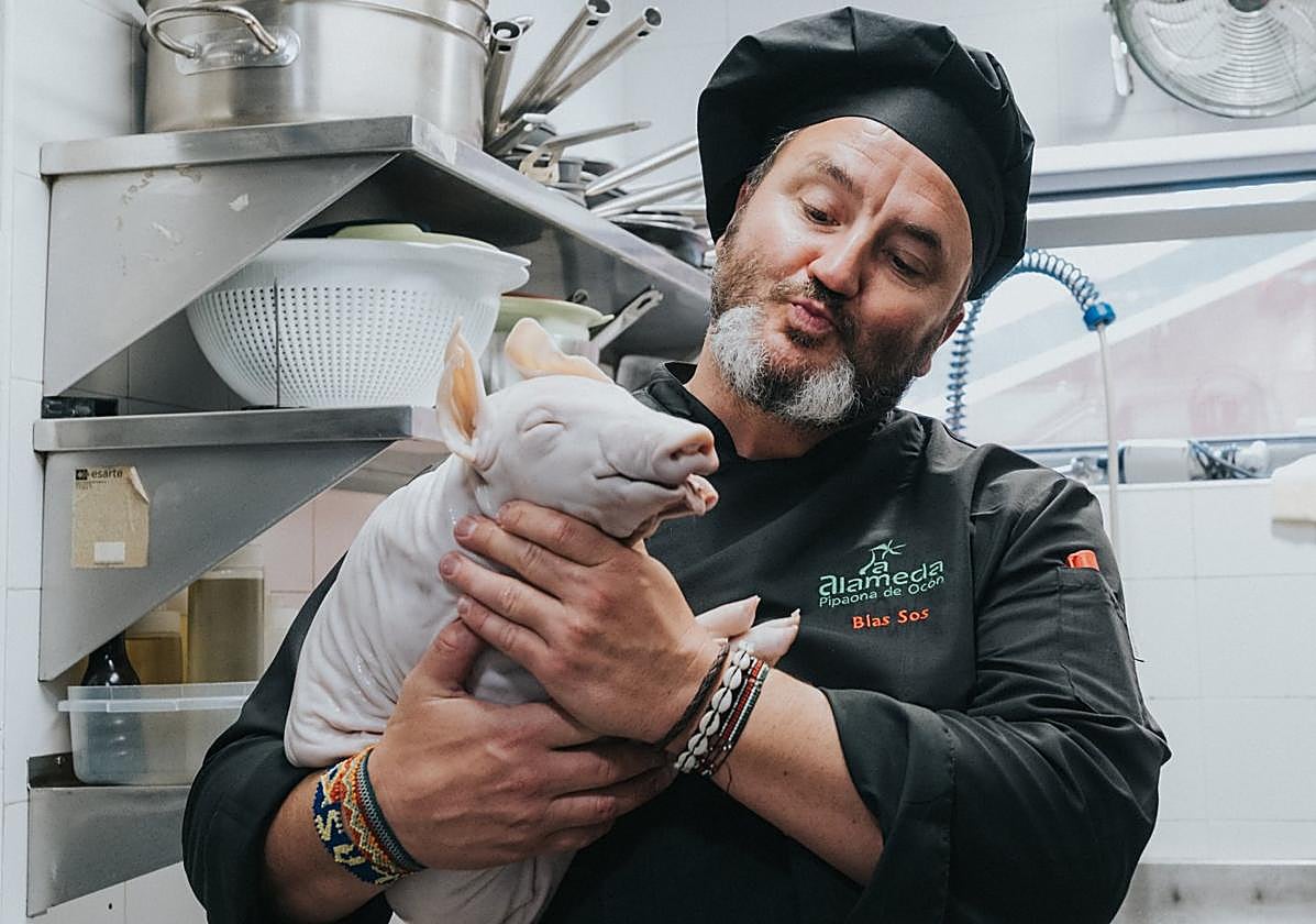 Blas Sos, con un cochinillo lechal de La Rioja; el secreto detrás de este plato está en un proceso de preparación que dura 20 horas.