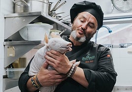 Blas Sos, con un cochinillo lechal de La Rioja; el secreto detrás de este plato está en un proceso de preparación que dura 20 horas.
