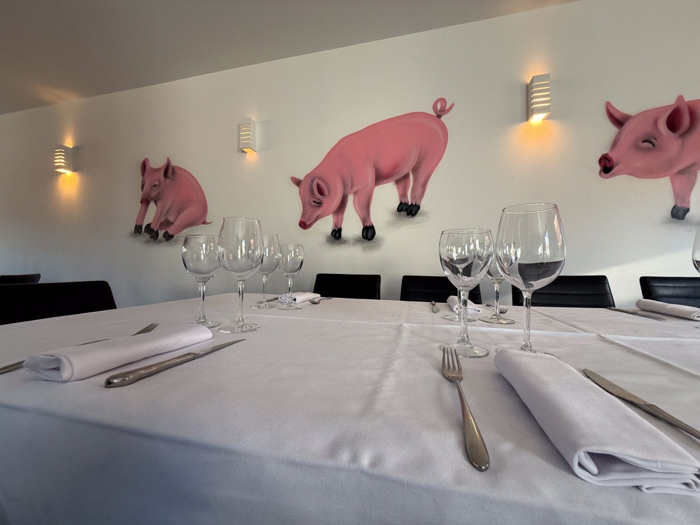 Ágora Lounge cuenta con un comedor en la primera planta para 90 personas; debajo, terraza chill-out.