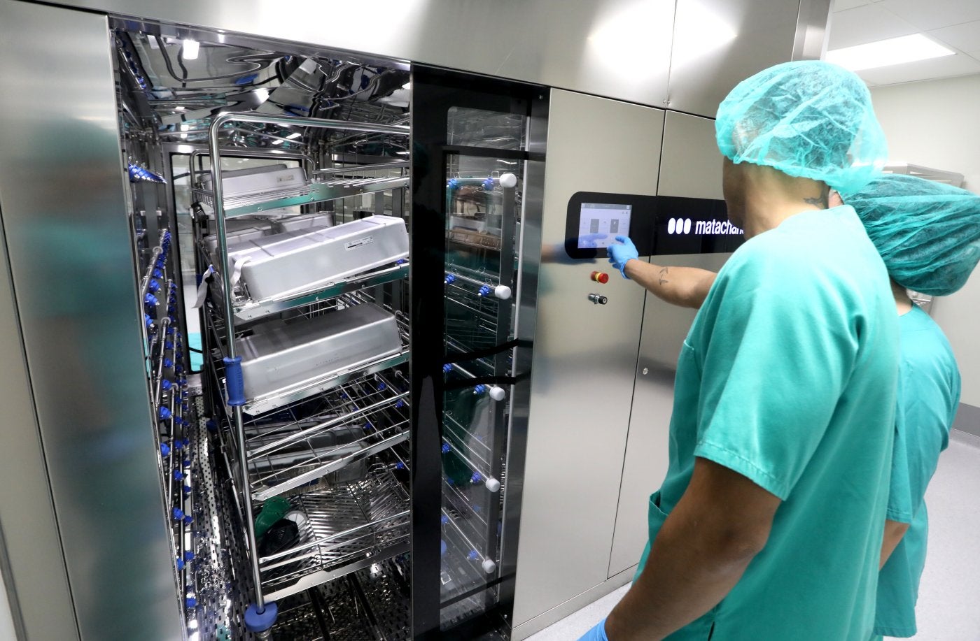 Técnicos en uno de los equipos de la Central de Esterilización.